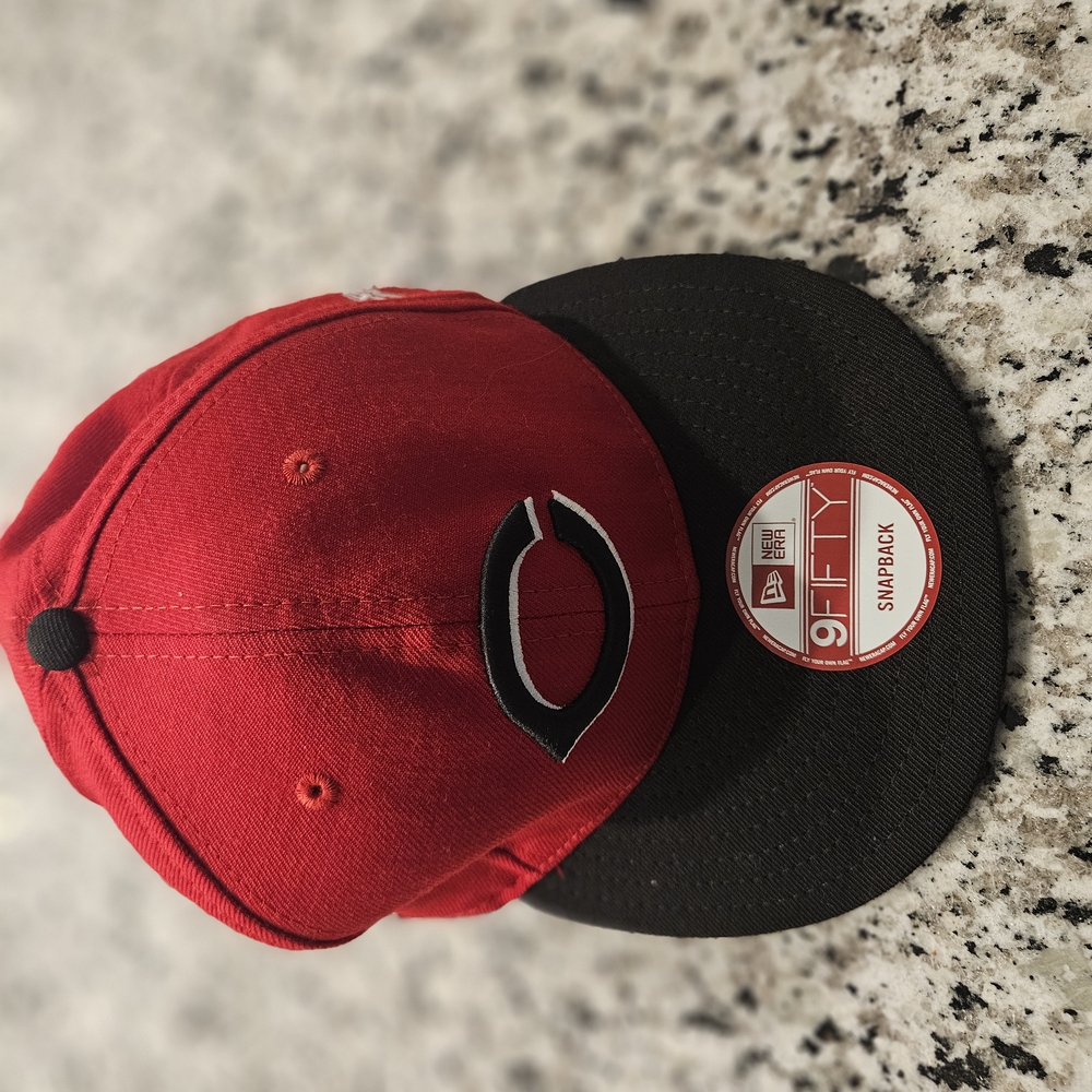 Red and Black Chicago Cubs Snapback Hat